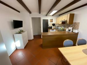 a living room with a kitchen and a table and chairs at Ferienhaus Hartelt in Ebergötzen