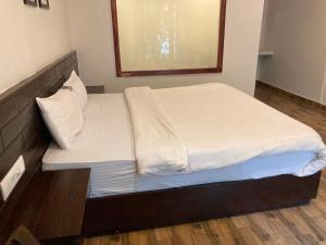 Postel nebo postele na pokoji v ubytování Hotel O Calangute Beach Resort
