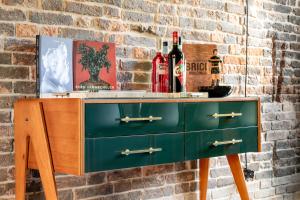 ヴェネツィアにあるGolden Luxe - Glass of Murano luxury apartmentの緑のドレッサー(ワイン2本付) +11枚の写真