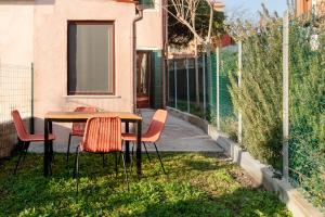 ヴェネツィアにあるGolden Luxe - Glass of Murano luxury apartmentの柵付きの庭のテーブルと椅子