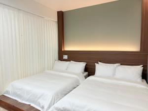 Giường trong phòng chung tại Hotel Intro Chuncheon