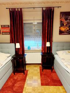 a bedroom with two beds and a window at Ramiwi am Teutoburger Wald in Oerlinghausen