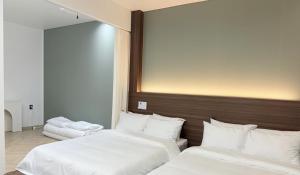 Giường trong phòng chung tại Hotel Intro Chuncheon