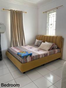 a bed in a room with a window at Villa Puncak Resort Cipanas in Cikundul