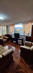 Χώρος καθιστικού στο Casa y Campo ec con piscina