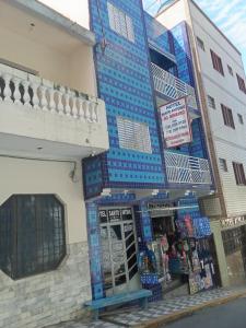 um edifício azul com uma loja em frente em Santo Antônio do Mineiro em Aparecida