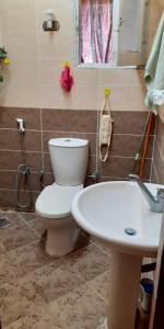 مدينه الشروق القاهره في Madīnat ash Shurūq: حمام مع مرحاض ومغسلة