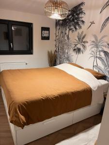 - une chambre avec un lit doté d'un couvre-lit orange dans l'établissement charming single-storey house, à Saint-André