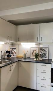 Kuchyň nebo kuchyňský kout v ubytování Strömspärlan - Nordic Stay Strömstad