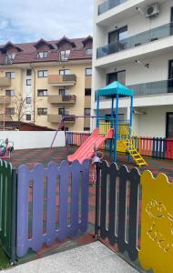 een speeltuin met een glijbaan voor een gebouw bij Bohemian Bliss in Sibiu