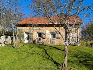 an old stone house with a red roof at Limousin, Saint Vitte sur Briance Vacances au Mazet de Nova in Martageix