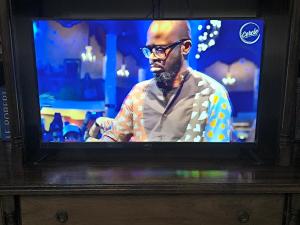a tv screen with a man on it at Maison vintage Rabat Agdal in Rabat