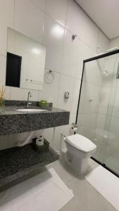 Et badeværelse på Hospedagem Palhares