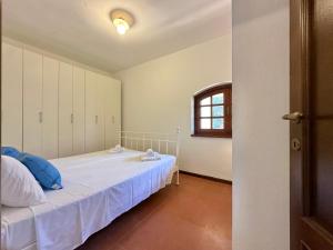 Un dormitorio con una cama blanca y una ventana. en Golden Luxe - Estate a Portocervo Private parking, en Porto Cervo 8 fotos más
