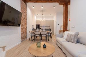 Μια τηλεόραση ή/και κέντρο ψυχαγωγίας στο Ribera Suites Plaza Colon