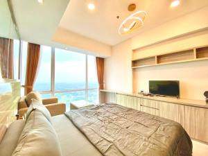 TV a/nebo společenská místnost v ubytování Best! Highest & Golf View Karawaci UResidence2