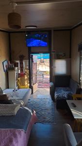 Postel nebo postele na pokoji v ubytování קראוון כליל הטבע + 6 fotografií