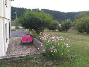Un jardín fuera de Gîte "Le temps d'une pause" terrasse et piscine