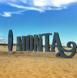 un cartel en la arena frente a la playa en Arbousiers, en Vendays-Montalivet
