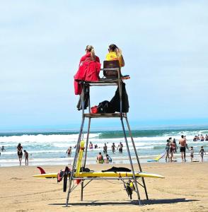 un salvavidas en una escalera en la playa en Arbousiers, en Vendays-Montalivet