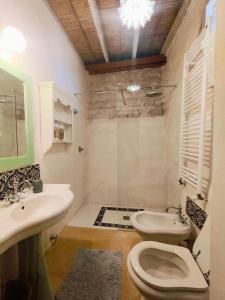 un baño con inodoro y lavabo en La Suppinna, en Tricase