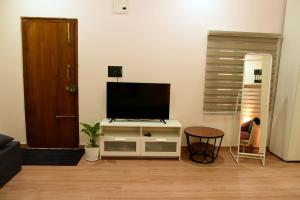 Studio Room in Vijayanagar的电视和/或娱乐中心
