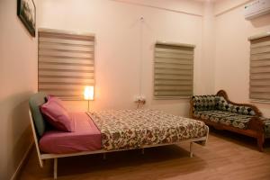 班加罗尔Studio Room in Vijayanagar的带床和沙发的卧室
