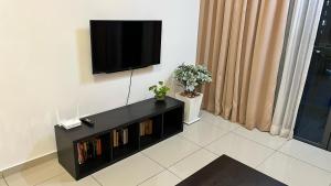 马六甲Happy Home @ Atlantis Residences [Pool View]的客厅墙上有一台平板电视