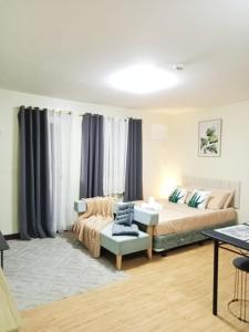 Postel nebo postele na pokoji v ubytování AR06 Cozy Studio Condo w free Pool