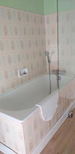 a bath tub with a towel on the side of it at Maison de campagne Talara in Locqueltas +25 photos
