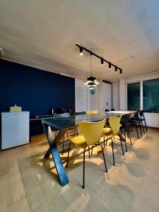 ソウルにあるMid-century design Modern houseのダイニングルーム(テーブル、黄色い椅子付)