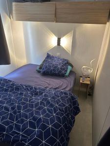 Ένα ή περισσότερα κρεβάτια σε δωμάτιο στο mobilhomme 3 Chambres avec piscine