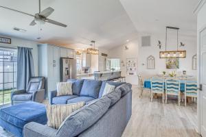Χώρος καθιστικού στο Private Yard, Patio and Grill Surfside Beach Home!