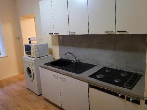 Kuchyňa alebo kuchynka v ubytovaní Appartement T2 calme - WiFi + 10 fotografií