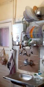 مدينه الشروق القاهره في Madīnat ash Shurūq: مطبخ مع مغسلة وكاونتر مع صحون