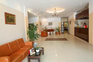 a living room with a couch and a table at Hotel Ciric in Iaşi