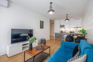 Televisyen dan/atau pusat hiburan di Emihouse CityVibe Apartments