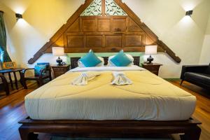 Postel nebo postele na pokoji v ubytování Ruean Thai Hotel