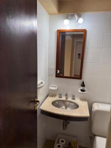 un baño con lavabo y espejo en Plaza Nueva Departamento Céntrico en La Rioja, en La Rioja