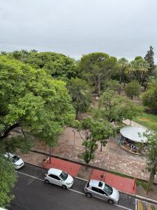 dos autos estacionados en un estacionamiento en un parque en Plaza Nueva Departamento Céntrico en La Rioja, en La Rioja 2 fotos más