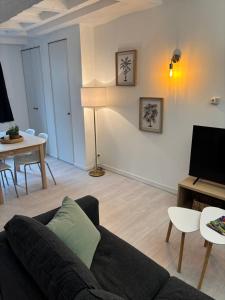 un salon avec un canapé et une table dans l'établissement L'Escapade Amboisienne, à Amboise