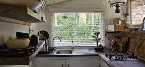 Una cocina o cocineta en Tree Cottage, Kommetjie