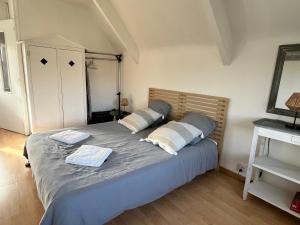 ein Schlafzimmer mit einem großen Bett mit zwei Handtüchern darauf in der Unterkunft Maison rénovée à Agon-coutainville proche de la mer, classé meublé de tourisme 3 étoiles in Agon Coutainville