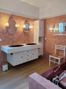 a bathroom with two sinks and a mirror at Gîte Belle vue au Gros Caillou, 13mn du Zoo de Beauval in Saint-Romain-sur-Cher