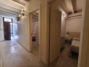 an empty hallway with a hallway leading to a room at Angolo del corso in Gallipoli