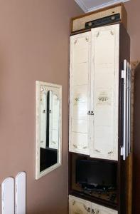 a medicine cabinet with a mirror and a tv at Pokoje hotelowe Starówka in Ostrołęka