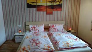タクセンバッハにあるBiobergbauernhof Brandenauのベッドルーム1室(枕2つ、キャンドル2つ付)