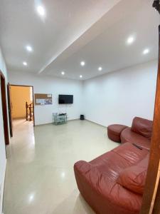 ein Wohnzimmer mit Couch und Flachbildfernseher in der Unterkunft Mar Azul Tarrafal APARTMENT in Tarrafal