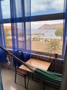 Zimmer mit einer Hängematte und einem Fenster mit Aussicht in der Unterkunft Mar Azul Tarrafal APARTMENT in Tarrafal + 26 Fotos