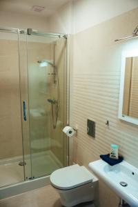 スヴァウキにあるFresco Hostelのバスルーム(シャワー、トイレ、シンク付)